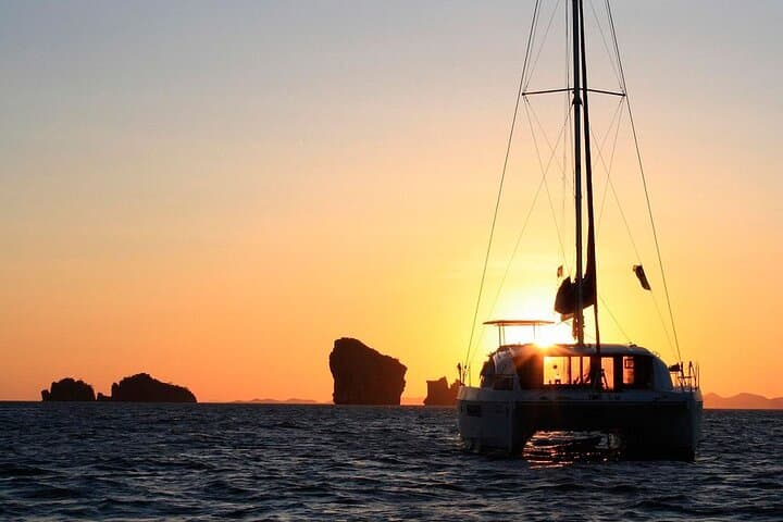 malaga-sunset-cruise-and-port-dinner-a-1-5-hour-catamaran-experience