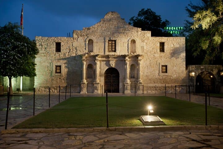 San Antonio Night Tour: River Walk Cruise, Alamo & Tower Dinner photo 4