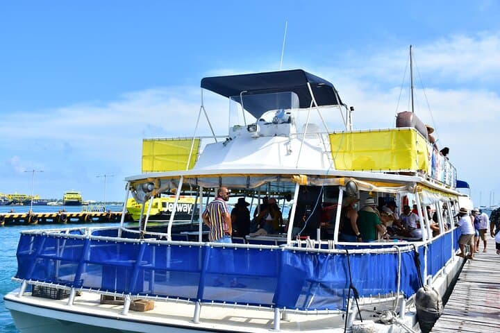 Catamaran to Isla Mujeres: Full-Day Snorkel, Party & Beach Club from Cancun