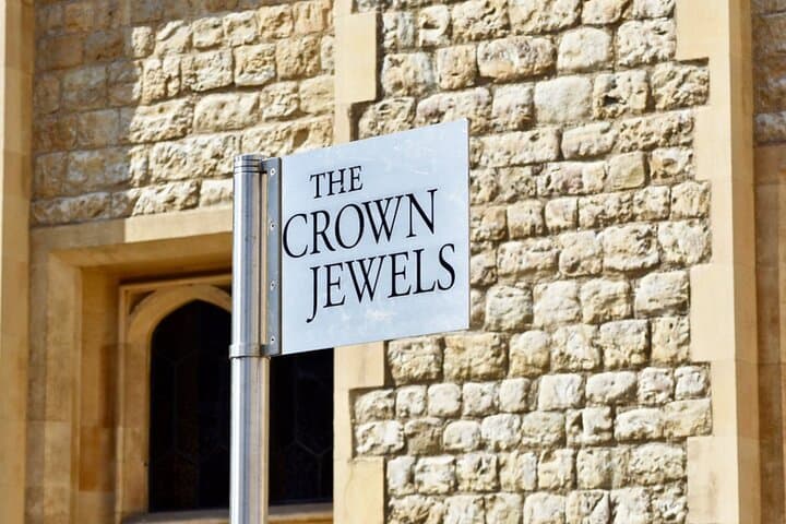 Private Tower of London Tour with Expert Guide — Crown Jewels & Ravens photo 3