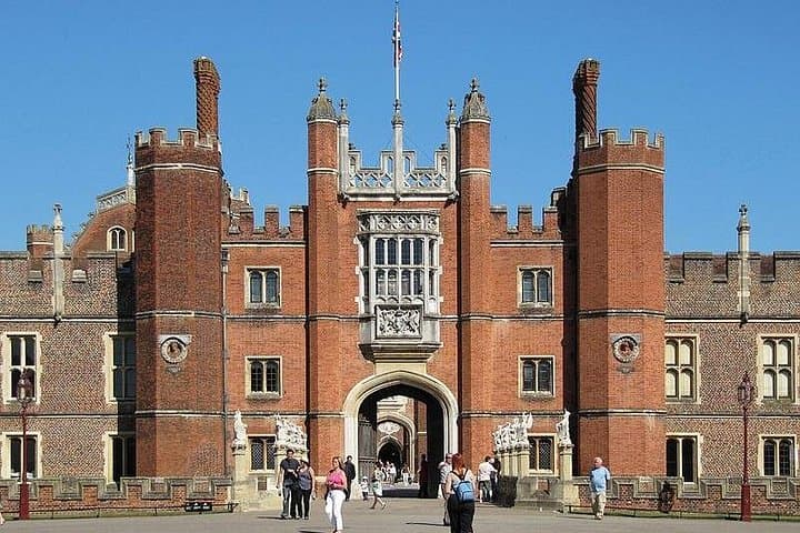 Private Half-Day Tour of Hampton Court Palace — Tudor Halls, Gardens & Maze
