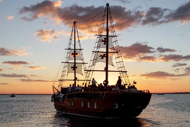 Romantic Dinner Cruise on Nichupté Lagoon: Open Bar & Live Sax in Cancun