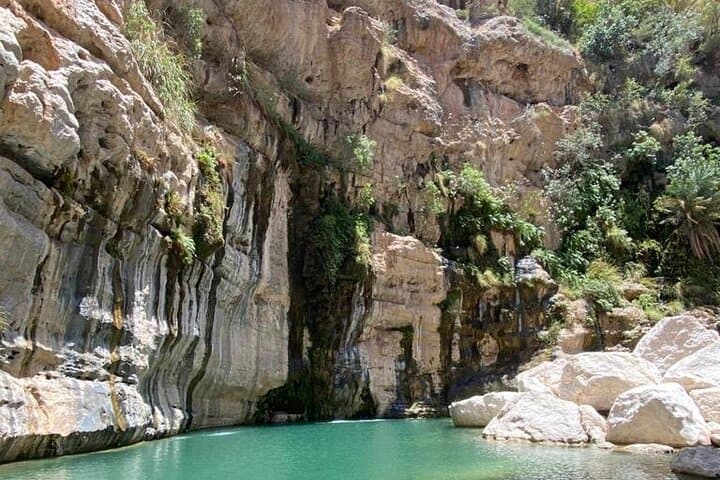Wadi Tiwi & Bimmah Sinkhole Day Trip: Swim Emerald Pools and Explore Coastal Caves