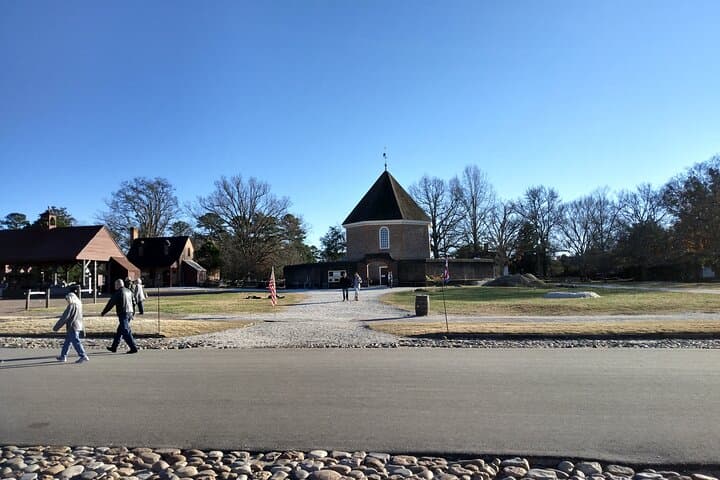 Walk Through an 18th-Century Christmas: Guided Colonial Tour in Williamsburg photo 2