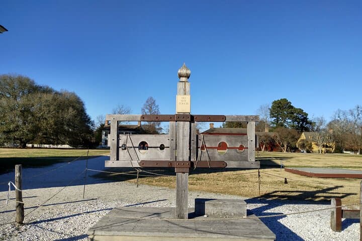 Walk Through an 18th-Century Christmas: Guided Colonial Tour in Williamsburg photo 5