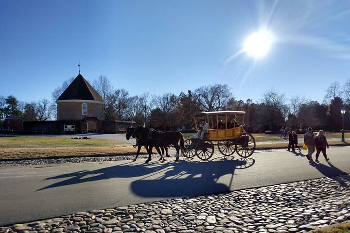 Walk Through an 18th-Century Christmas: Guided Colonial Tour in Williamsburg photo 6