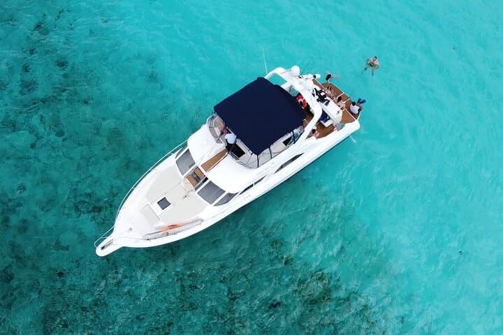 Private Yacht Snorkel & Sandbar Escape from Puerto Aventuras