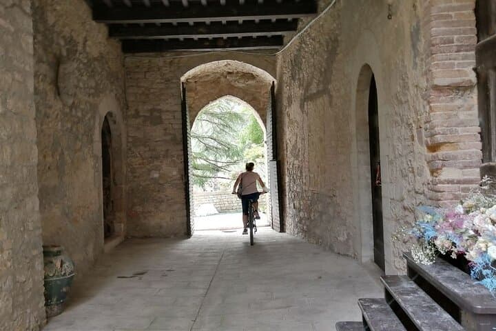 E‑Bike Lake Corbara & Titignano Castle: Umbria Wine‑Tasting Cycle Tour