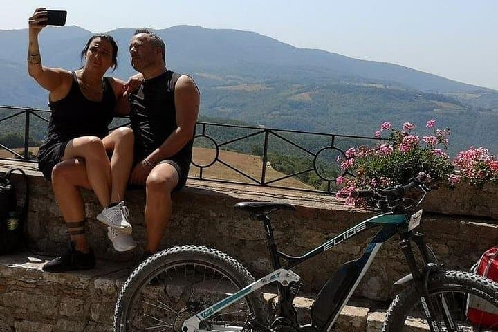 E‑Bike Lake Corbara & Titignano Castle: Umbria Wine‑Tasting Cycle Tour photo 2