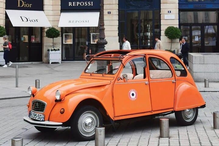 Paris in a 2CV: 2-Hour Vintage Citroën Highlights Tour photo 3