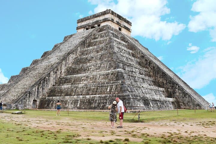 Chichén Itzá Day Tour: Cenote Swim and Valladolid Colonial Walk