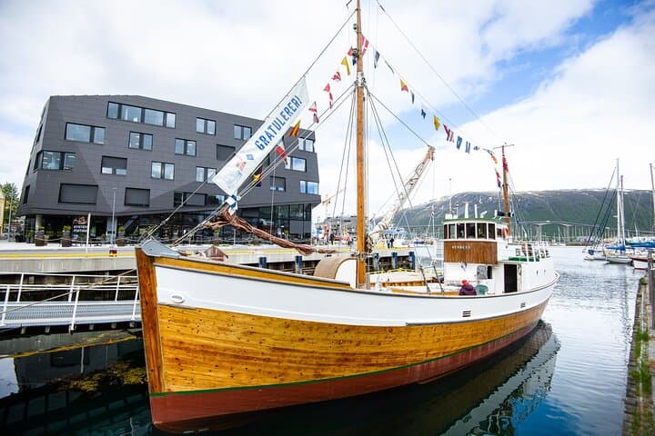Tromsø Half-Day Fishing and Fjord Cruise: Catch Cod, Coffee and Arctic Scenery photo 3