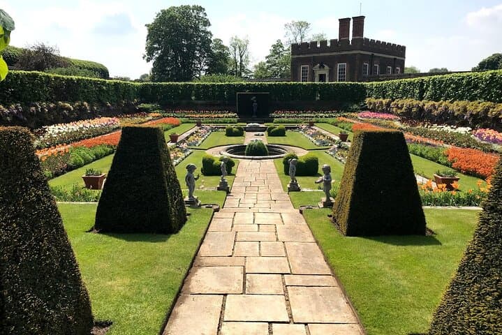 Private Hampton Court Palace Tour by Iconic London Taxi photo 3