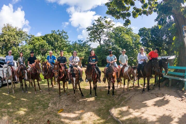 Roatán Horseback Riding, West End Village & West Bay Beach Pass Day Trip