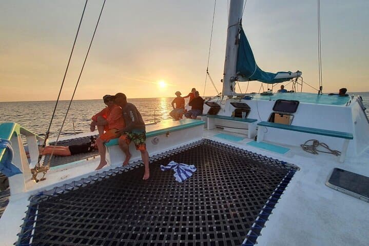 Roatán Catamaran Cruise: Open Bar, Snorkeling & West Bay Views photo 4