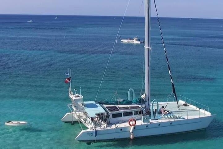 Roatán Catamaran Cruise: Open Bar, Snorkeling & West Bay Views photo 2