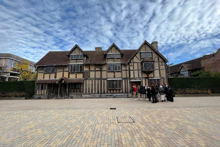From Avon to Battlements: Private Day Tour of Stratford-upon-Avon & Warwick Castle