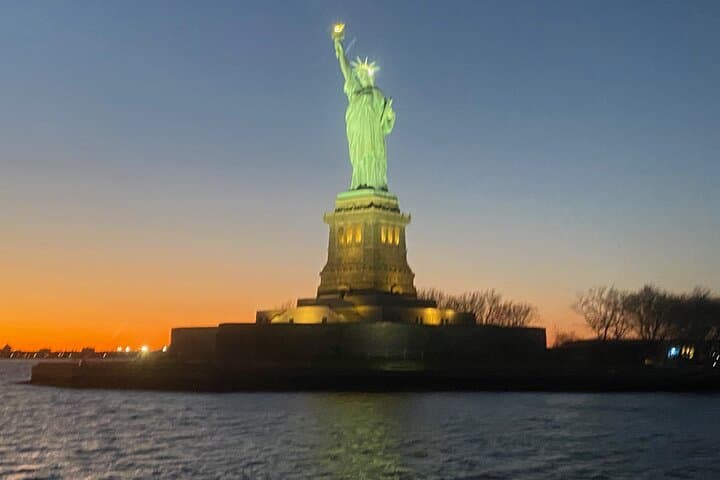 NY Harbor Photo Cruise: Statue of Liberty & One World Observatory Ticket photo 1
