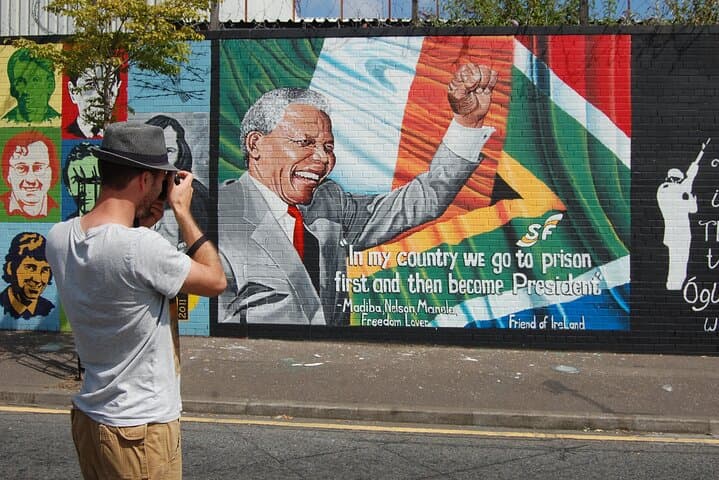 Belfast Black Cab Mural & Peacewall Private Tour — 2-Hour Cultural Drive photo 2