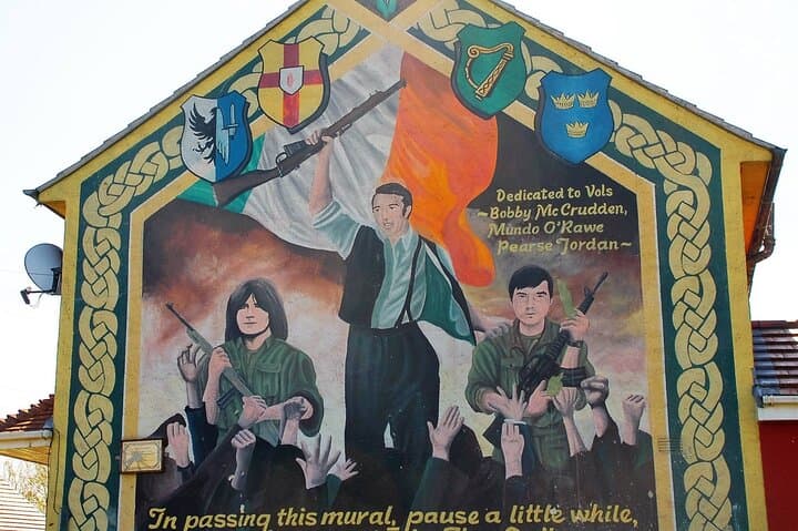 Belfast Black Cab Mural & Peacewall Private Tour — 2-Hour Cultural Drive photo 4