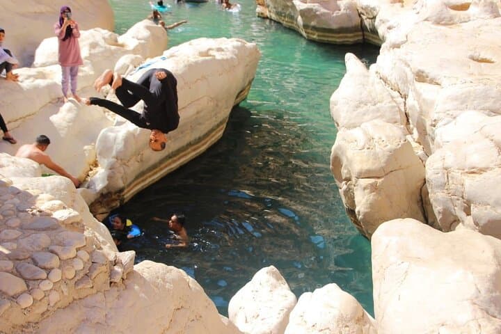 4-Day Private Oman Adventure: Wadis, Dunes and Turtle Beaches