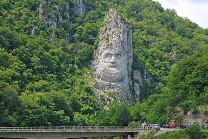 5-Day Private Tour: Bucharest & Transylvania Castles and Mountain Drive