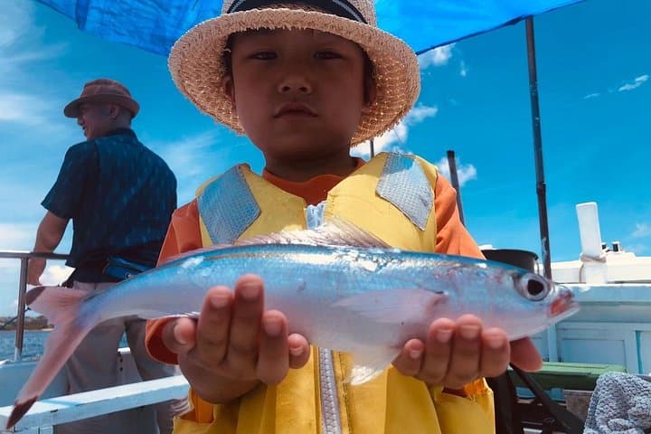 2-Hour Family Fishing in Okinawa: Kadena Boat Trip for Beginners photo 3