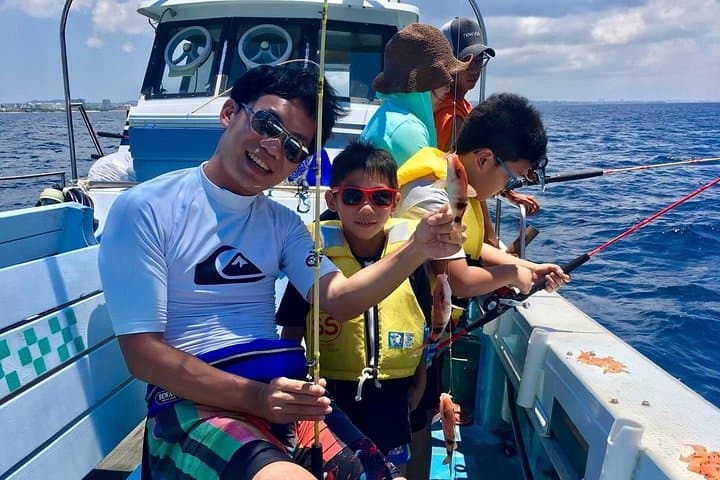 2-Hour Family Fishing in Okinawa: Kadena Boat Trip for Beginners photo 2