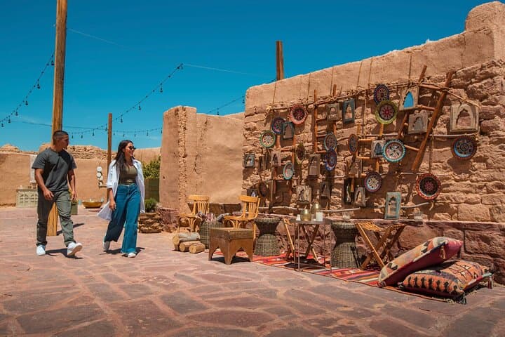 Explore AlUla Old Town: Guided Rawi Walk Through Stone Streets & Historic Homes photo 4