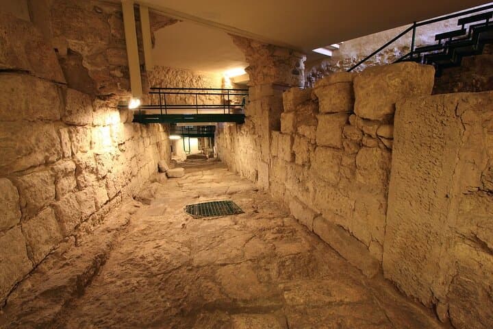 Underground Cagliari: WWII Tunnels, Crypts & Roman Ruins Tour photo 4