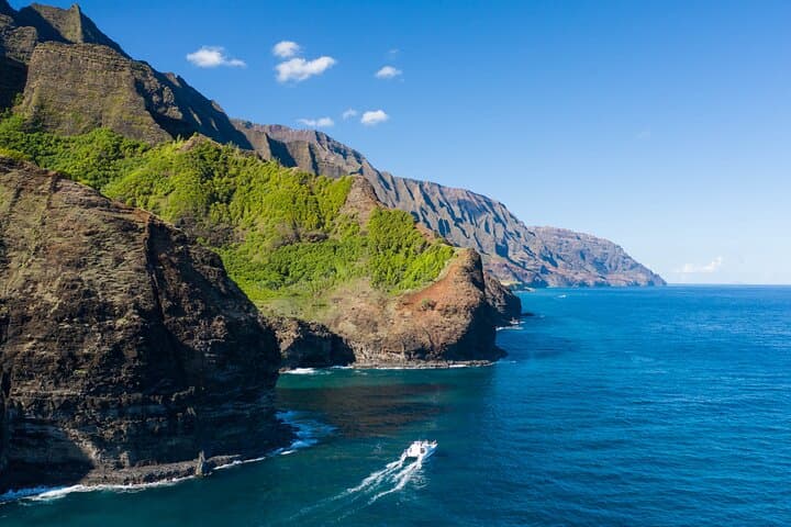 Na Pali Coast Sunset Sailing Tour: Wildlife, History, and Spectacular Views