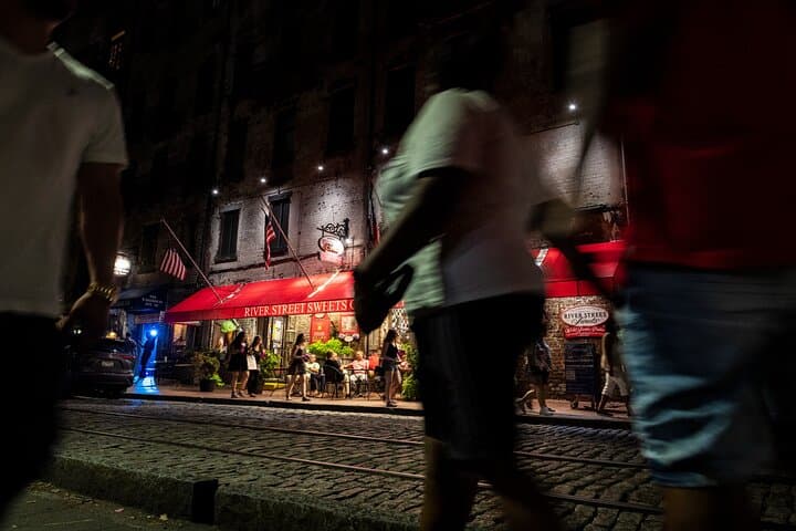 Savannah Midnight in the Garden Pub Crawl: Haunted Walking Tour of the Historic District photo 4
