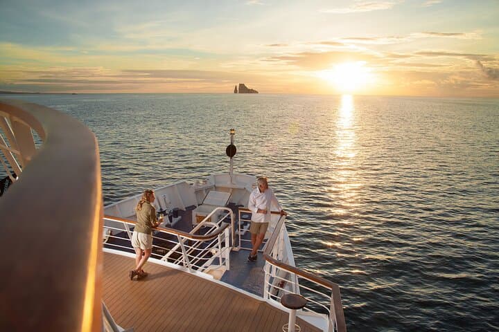 5-Day Galapagos Northeast Cruise Aboard La Pinta photo 4