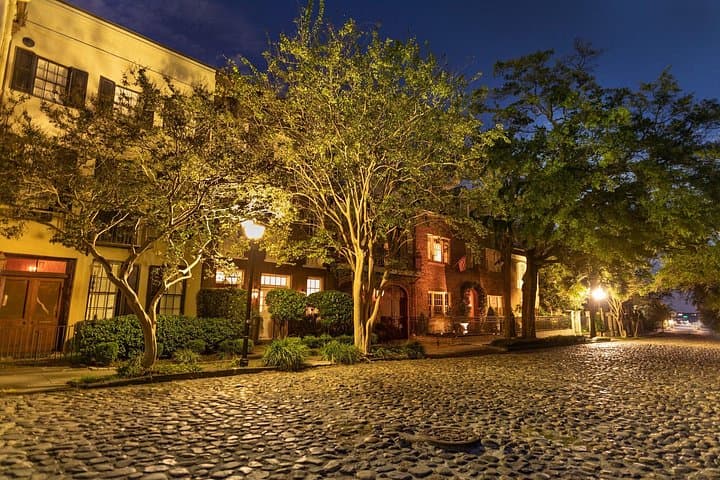 Charleston True-Crime Pub Crawl: Historic Tales, Dark Alleys & Cocktails photo 4