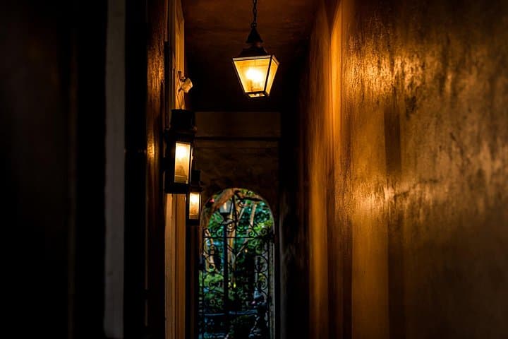 Charleston True-Crime Pub Crawl: Historic Tales, Dark Alleys & Cocktails photo 1