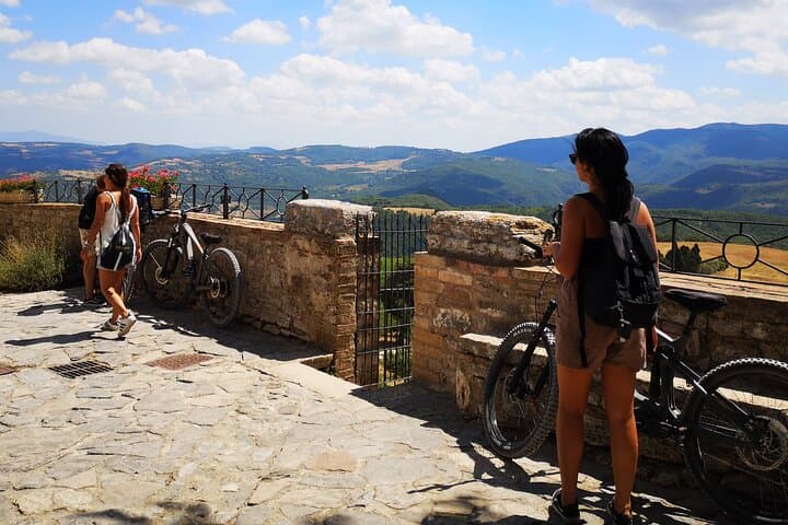 E‑Bike Lake Corbara & Titignano Castle: Umbria Wine‑Tasting Cycle Tour photo 4