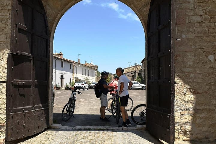 E‑Bike Lake Corbara & Titignano Castle: Umbria Wine‑Tasting Cycle Tour photo 6