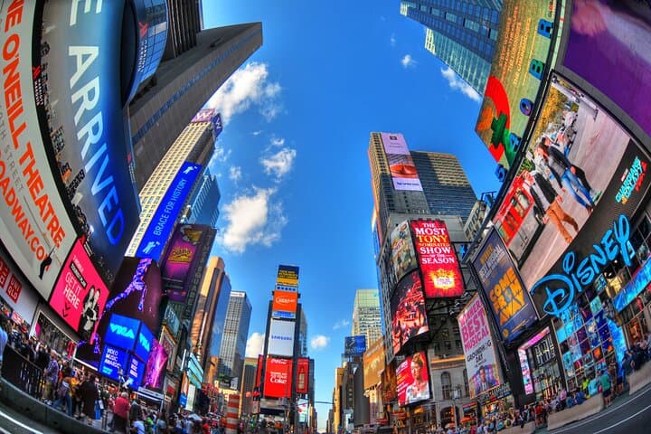 Exclusive NYC Party Tour with Drinks — Rockefeller Plaza Nightlife Experience photo 4