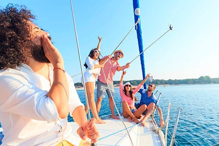 Catamaran to Isla Mujeres: Full-Day Snorkel, Beach Club & Open Bar from Cancún