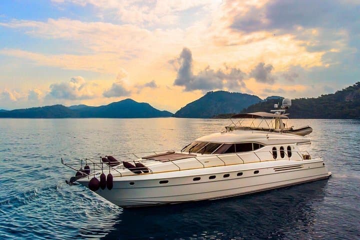Private Luxury Yacht Cruise on the Bosphorus: Two-Hour Istanbul Sightseeing Charter photo 1