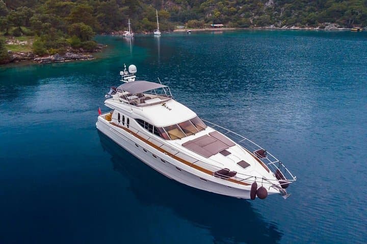 Private Luxury Yacht Cruise on the Bosphorus: Two-Hour Istanbul Sightseeing Charter photo 3