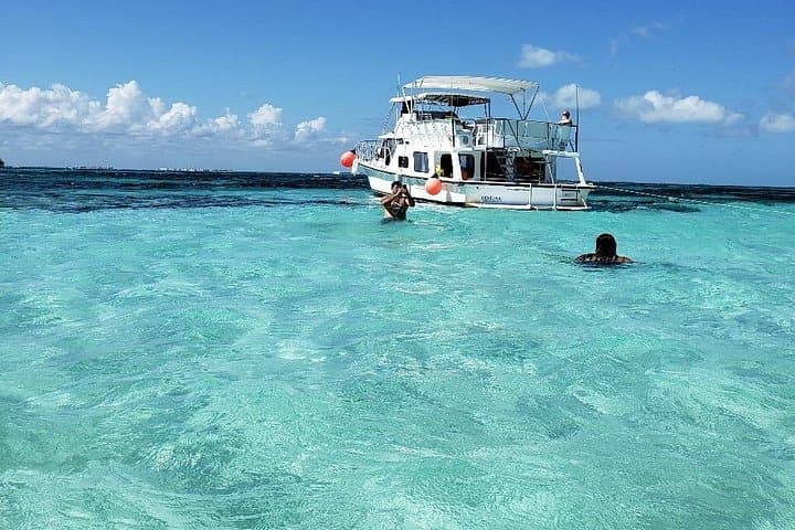 Isla Mujeres Yacht Day Trip: Snorkel Reefs, Playa Norte & Buffet photo 2