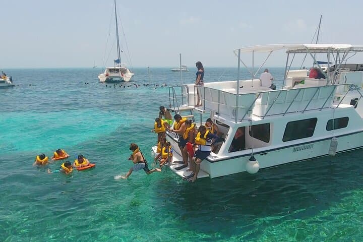 Isla Mujeres Yacht Day Trip: Snorkel Reefs, Playa Norte & Buffet