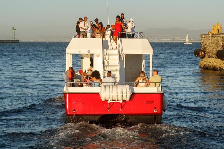 Sunset Boat Cruise Cape Town — V&A Waterfront Evening Sail with Bubbles and Table Mountain Views photo 4