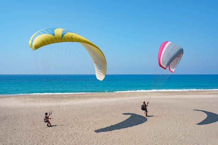 Paragliding Over Pamukkale’s Travertines: Tandem Flights Above Turkey’s White Terraces photo 2
