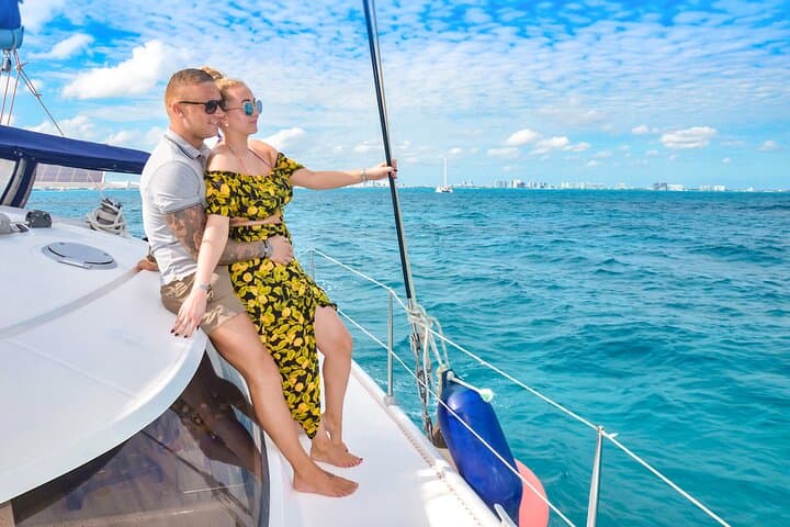 Catamaran to Isla Mujeres: Snorkel, Open Bar & Beach Club Day Trip from Cancun