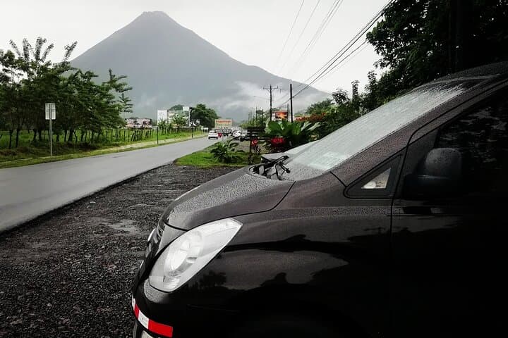 Private transfer from Arenal (La Fortuna) to Tamarindo — door-to-door luxury ride photo 5