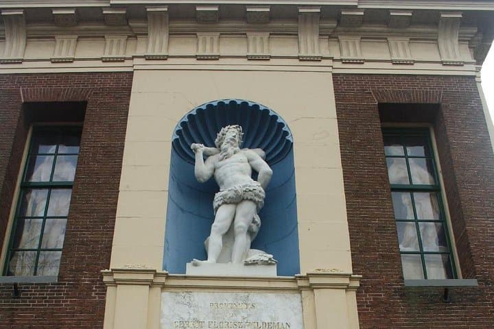 Private Guided Walking Tour in Alkmaar — Cheese Markets, Canals & Historic Squares photo 6