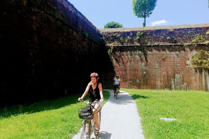 Self-Guided Lucca Bike Tour and Winery Picnic in the Tuscan Hills photo 3