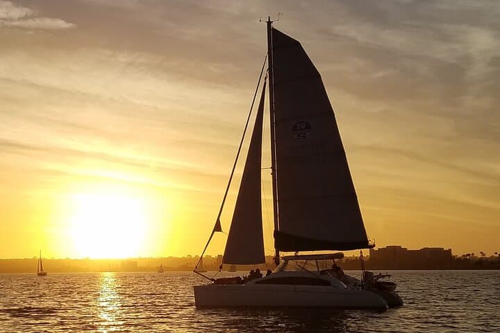 Sunset Catamaran Sail in San Diego: 2.5-Hour Small-Group Cruise with Drinks